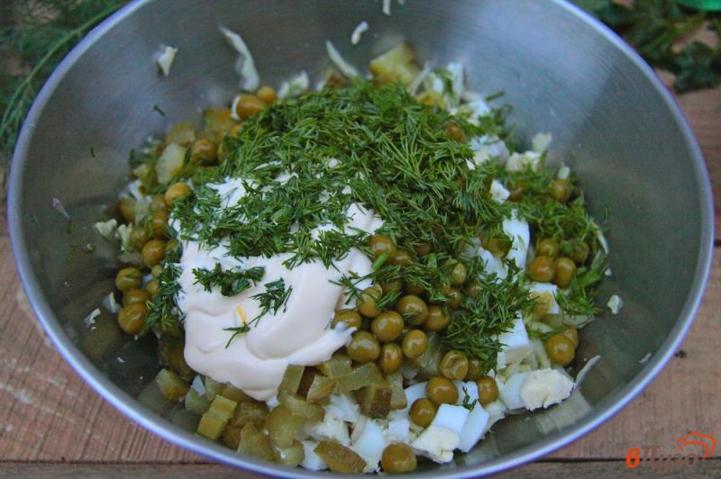 Фото приготовление рецепта: Салат из капусты с соленым огурцом, яйцами и горошком шаг №6