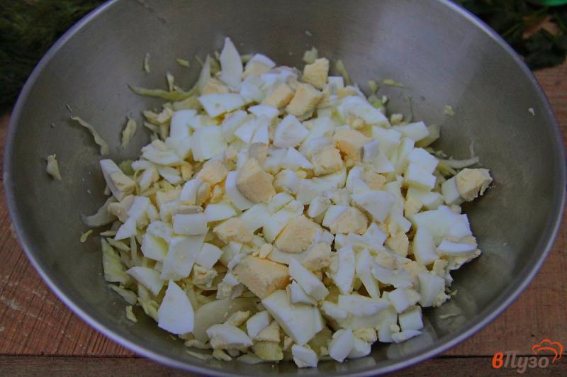 Фото приготовление рецепта: Салат из капусты с соленым огурцом, яйцами и горошком шаг №3
