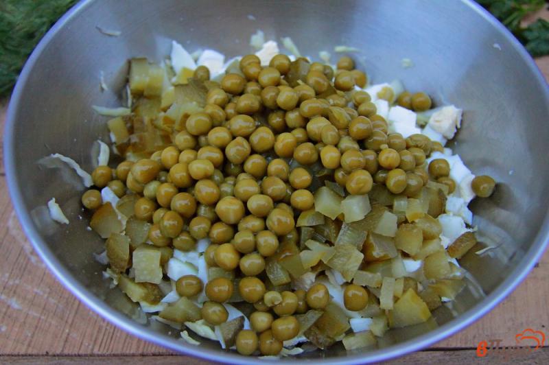 Фото приготовление рецепта: Салат из капусты с соленым огурцом, яйцами и горошком шаг №5