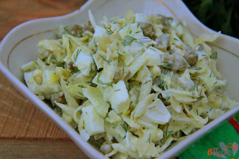 Фото приготовление рецепта: Салат из капусты с соленым огурцом, яйцами и горошком шаг №7