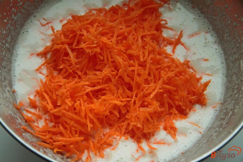 Фото приготовление рецепта: Морковный пирог со сметанной заливкой в мультиварке шаг №2