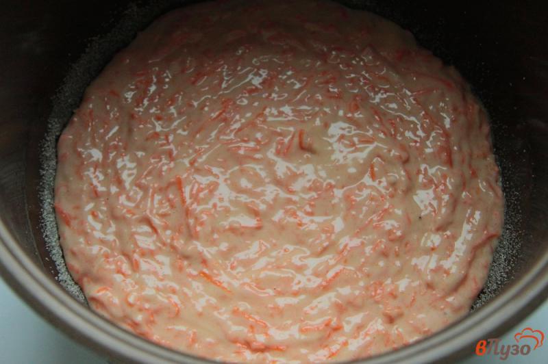 Фото приготовление рецепта: Морковный пирог со сметанной заливкой в мультиварке шаг №5