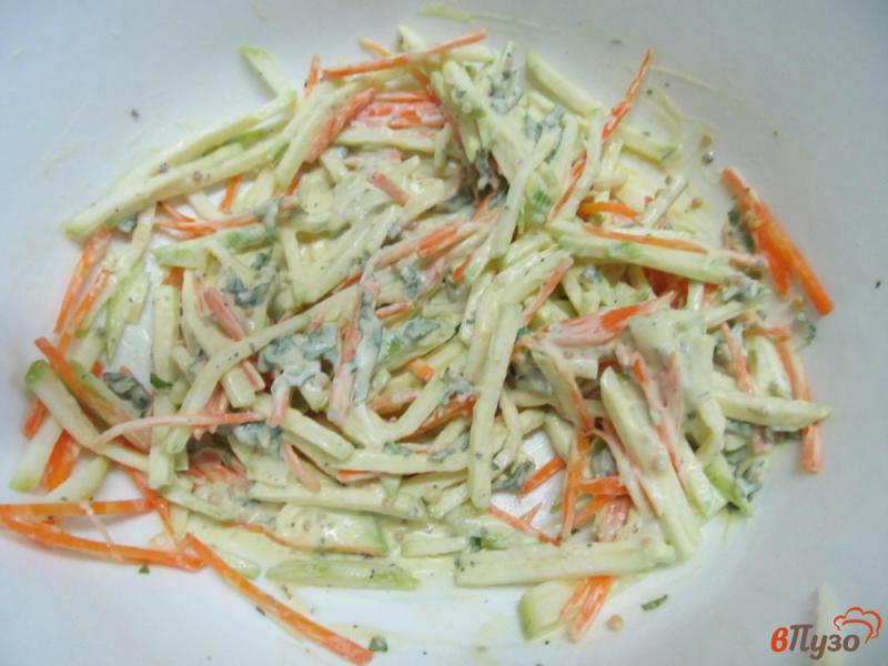 Фото приготовление рецепта: Овощной салат с яблоком шаг №3
