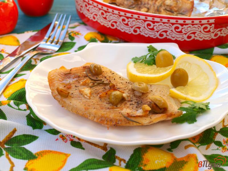 Фото приготовление рецепта: Филе тилапии запечённое с лимоном и оливками шаг №5