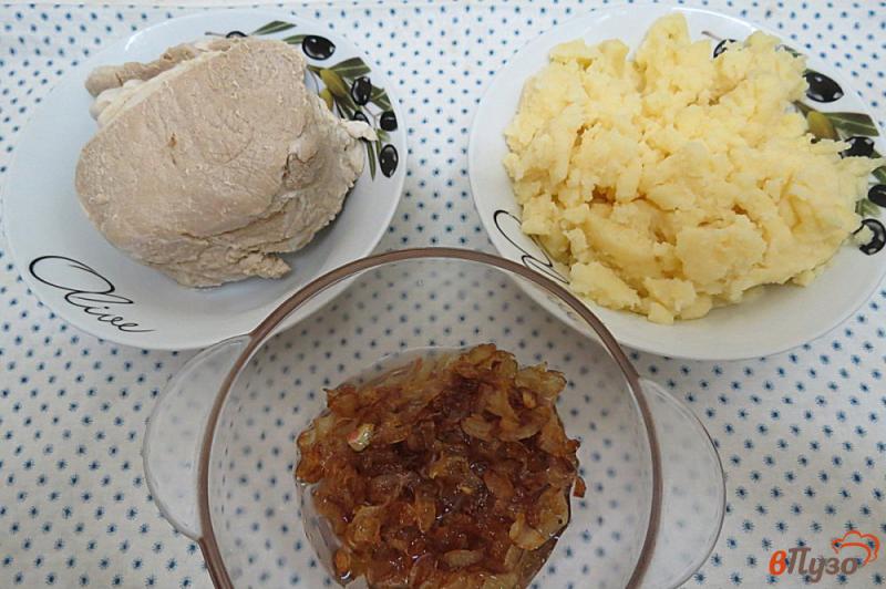 Фото приготовление рецепта: Дрожжевой пирог с мясом и картофелем шаг №8