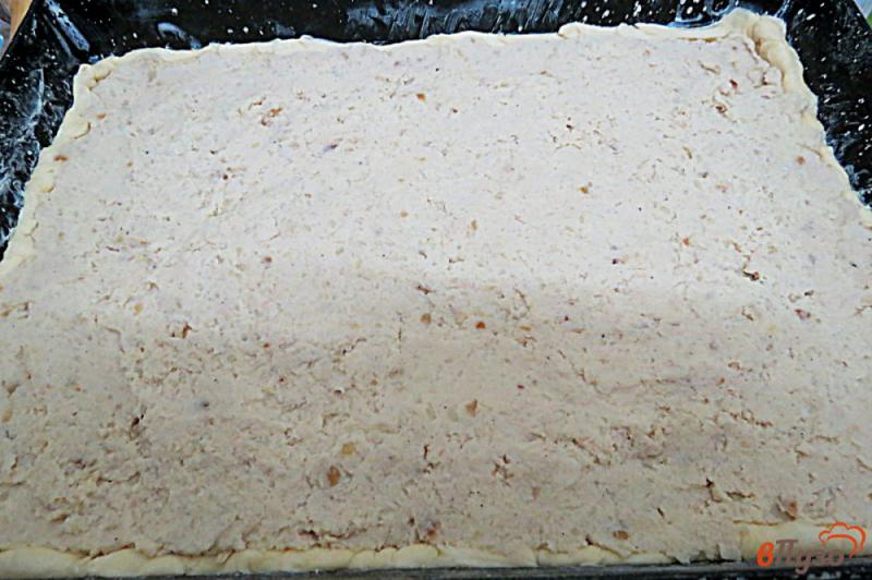 Фото приготовление рецепта: Дрожжевой пирог с мясом и картофелем шаг №13
