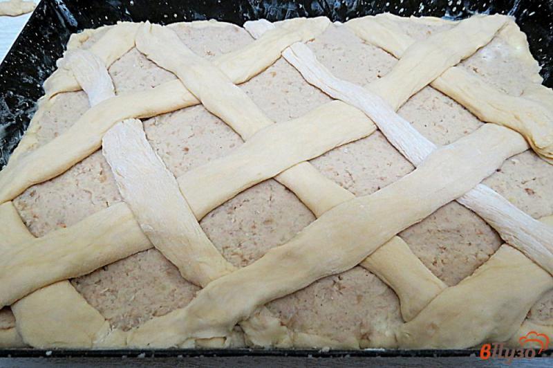 Фото приготовление рецепта: Дрожжевой пирог с мясом и картофелем шаг №14