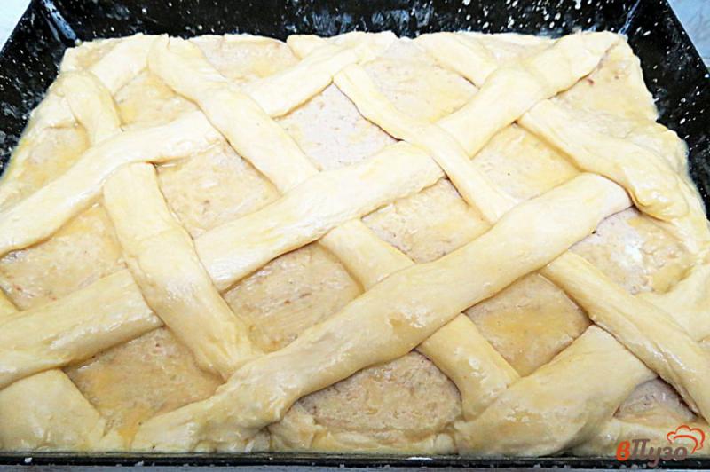 Фото приготовление рецепта: Дрожжевой пирог с мясом и картофелем шаг №15