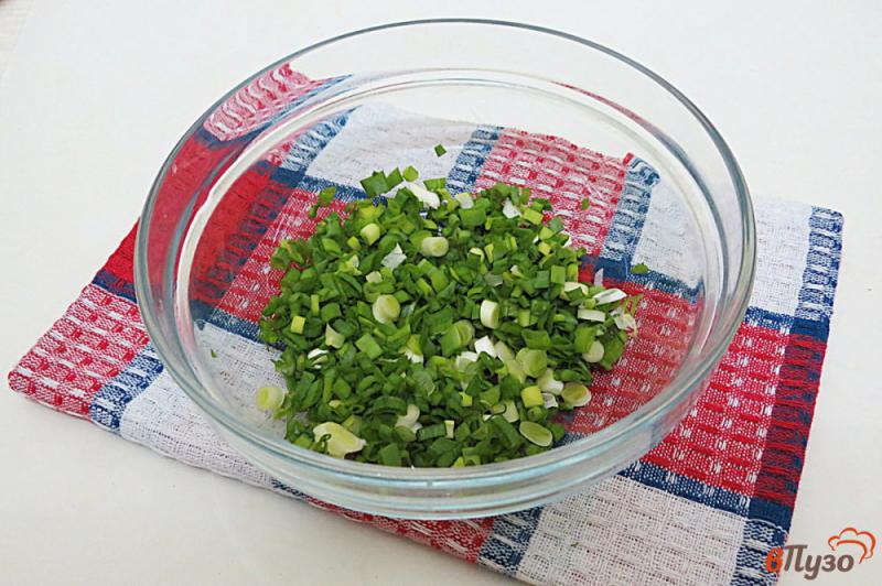 Фото приготовление рецепта: Салат из маринованных перепелиных яиц и помидоров шаг №2