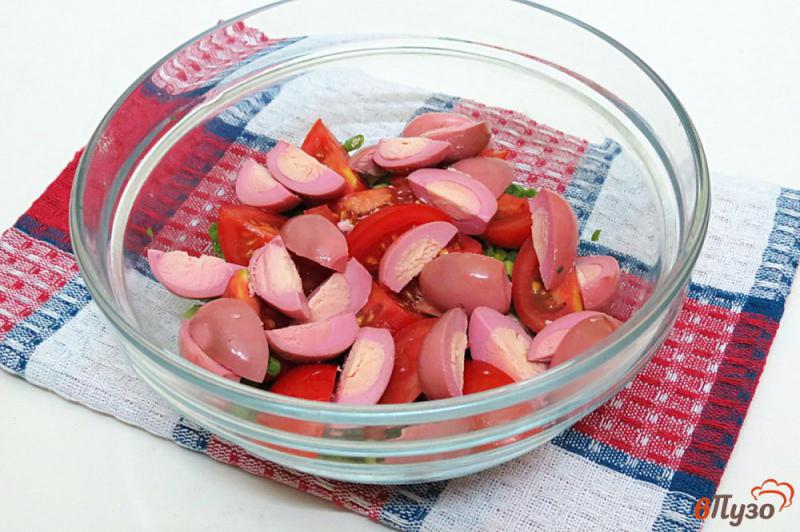 Фото приготовление рецепта: Салат из маринованных перепелиных яиц и помидоров шаг №4