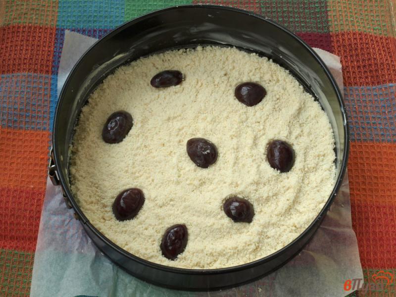 Фото приготовление рецепта: Насыпной пирог со сливами шаг №3
