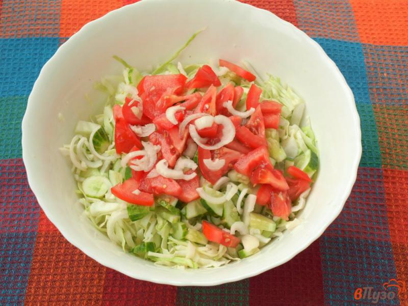 Фото приготовление рецепта: Овощной салат с консервированной кукурузой и маслинами шаг №2