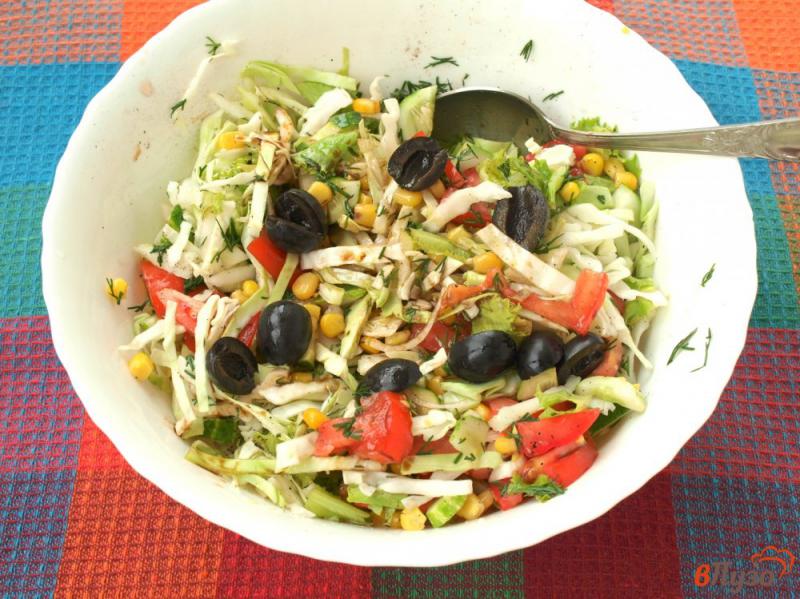 Фото приготовление рецепта: Овощной салат с консервированной кукурузой и маслинами шаг №4