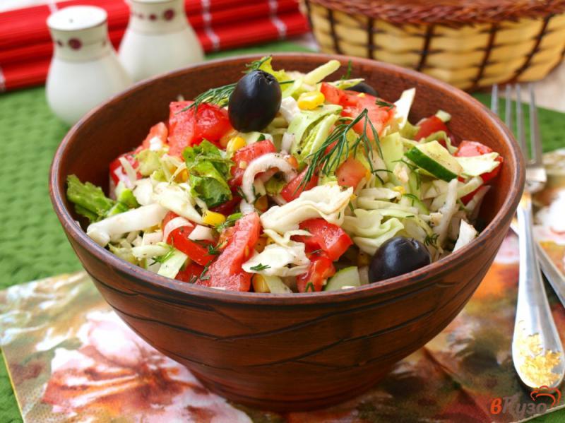 Фото приготовление рецепта: Овощной салат с консервированной кукурузой и маслинами шаг №5