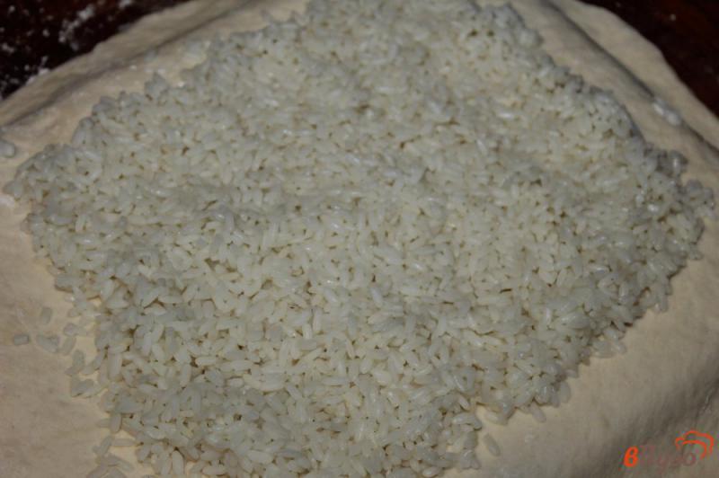 Фото приготовление рецепта: Домашний пирог с рыбой, рисом и жареным луком шаг №7