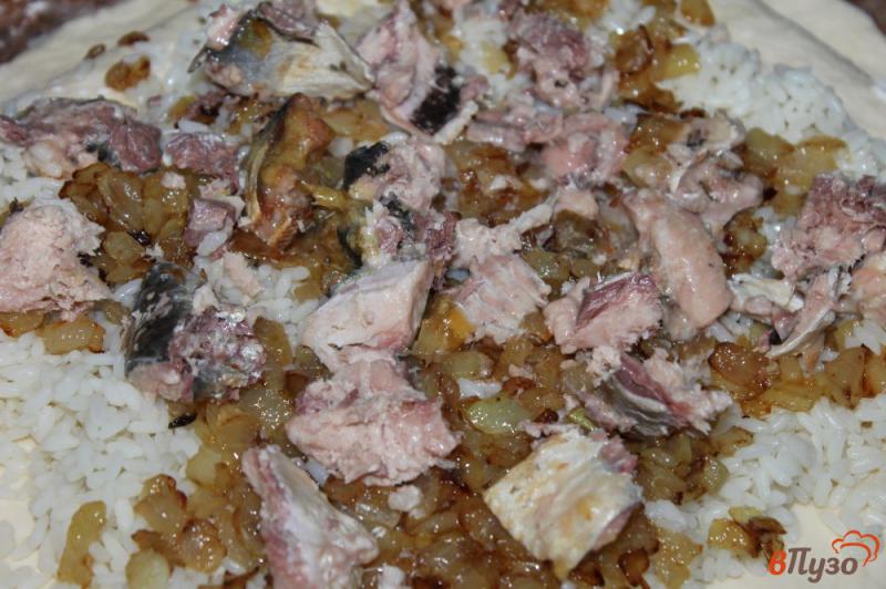 Фото приготовление рецепта: Домашний пирог с рыбой, рисом и жареным луком шаг №9