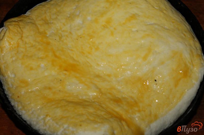 Фото приготовление рецепта: Домашний пирог с рыбой, рисом и жареным луком шаг №11