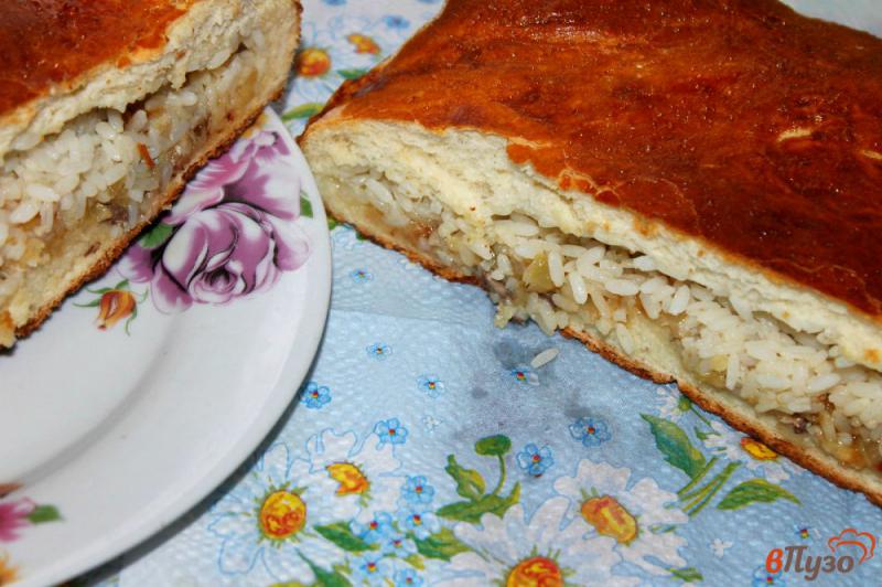 Фото приготовление рецепта: Домашний пирог с рыбой, рисом и жареным луком шаг №12