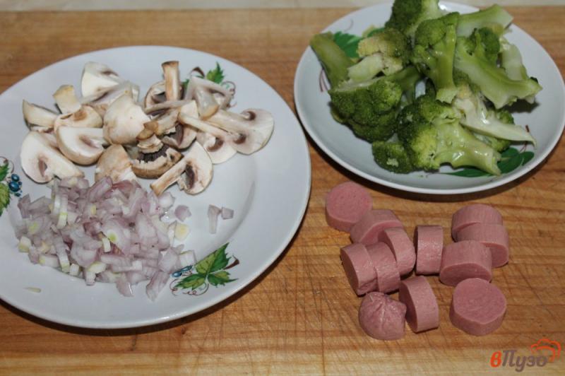 Фото приготовление рецепта: Брокколи с грибами и сосисками в сливках шаг №1