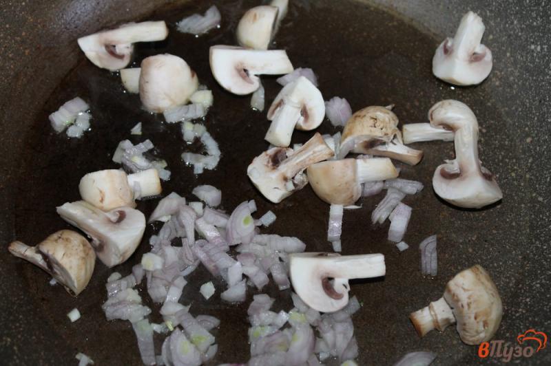 Фото приготовление рецепта: Брокколи с грибами и сосисками в сливках шаг №2
