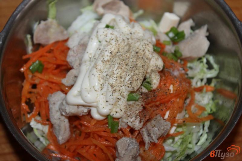 Фото приготовление рецепта: Салат из пекинской капусты с отварным куриным мясом и грибами шаг №6
