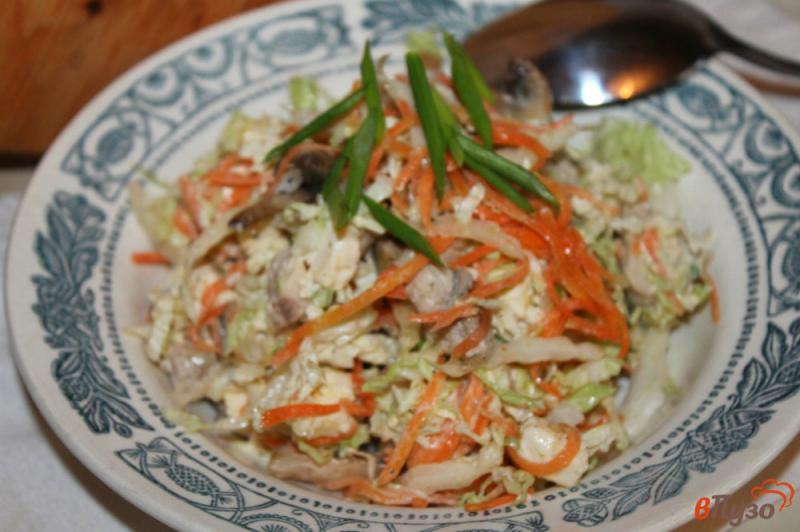 Фото приготовление рецепта: Салат из пекинской капусты с отварным куриным мясом и грибами шаг №7