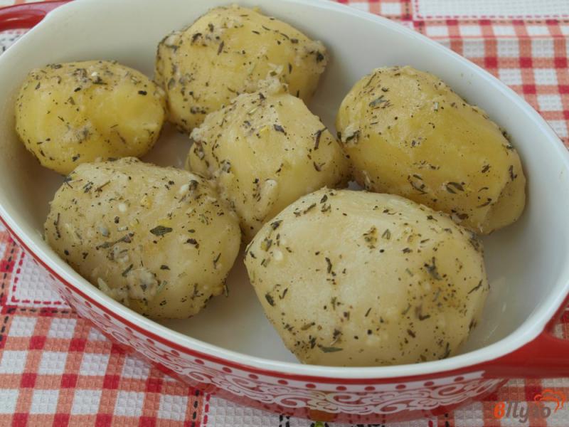 Фото приготовление рецепта: Запечённый картофель с ароматными травами шаг №3