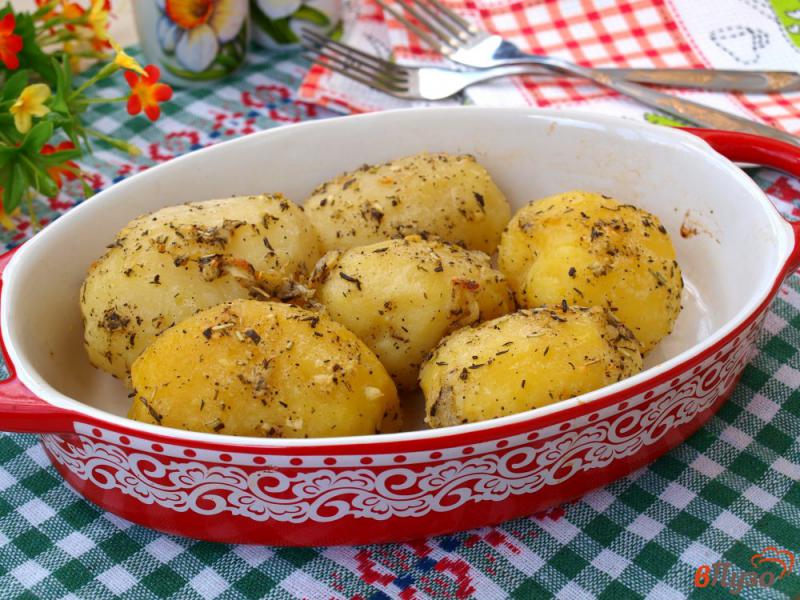 Фото приготовление рецепта: Запечённый картофель с ароматными травами шаг №4