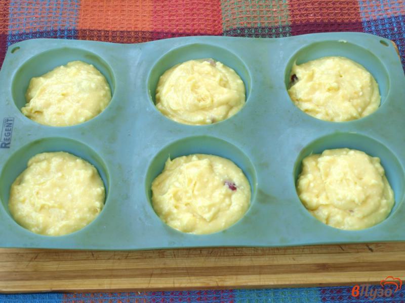 Фото приготовление рецепта: Творожные кексы с вяленой клюквой шаг №5