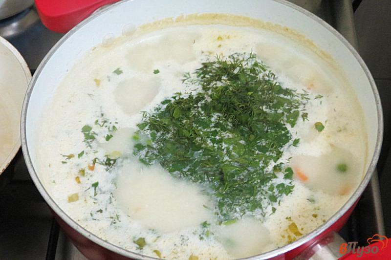 Фото приготовление рецепта: Суп с плавленым сыром, горошком и яйцом шаг №5
