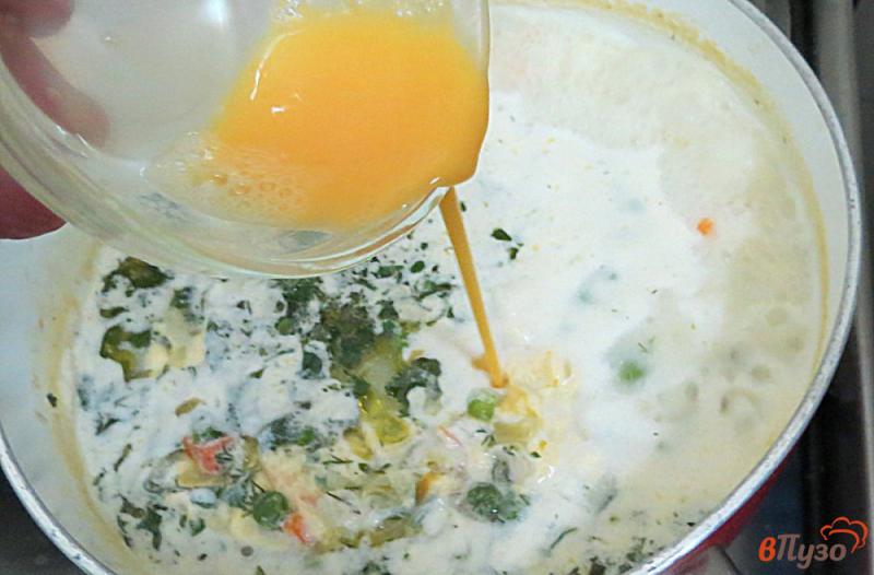 Фото приготовление рецепта: Суп с плавленым сыром, горошком и яйцом шаг №7