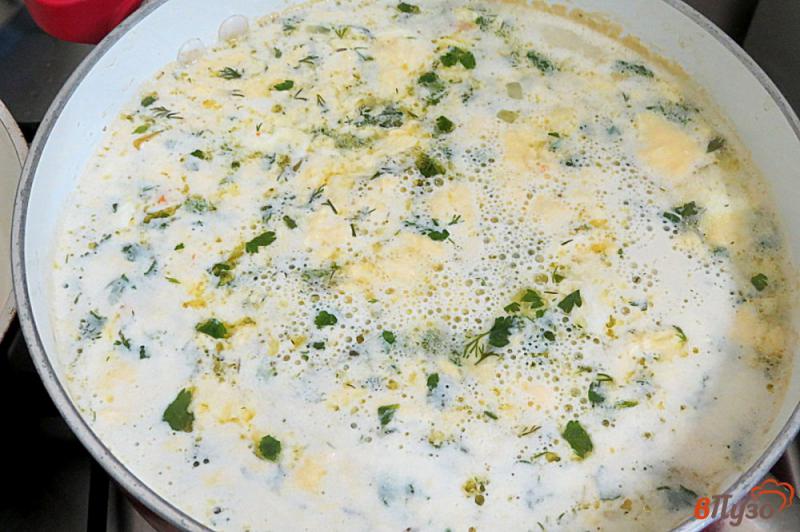 Фото приготовление рецепта: Суп с плавленым сыром, горошком и яйцом шаг №8