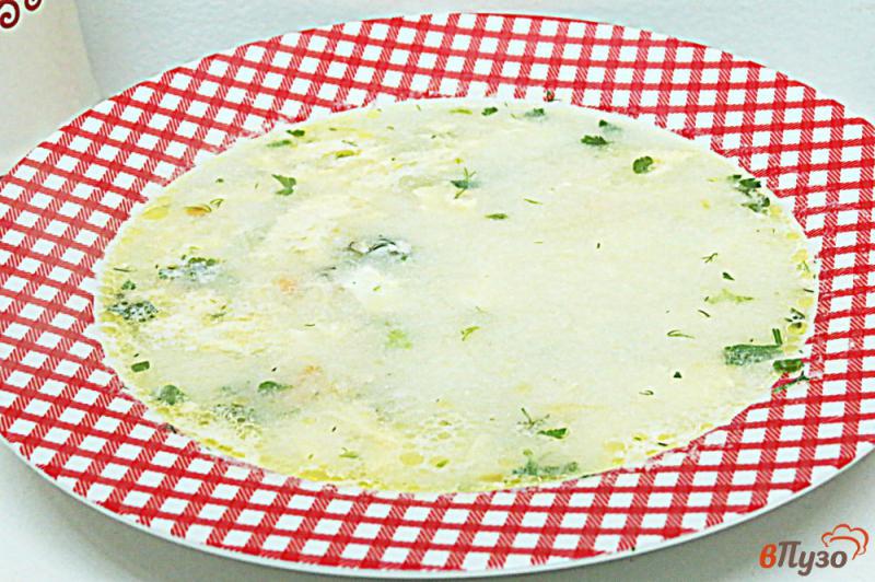 Фото приготовление рецепта: Суп с плавленым сыром, горошком и яйцом шаг №9