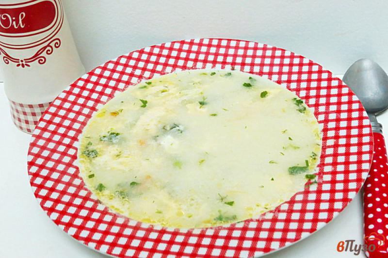 Фото приготовление рецепта: Суп с плавленым сыром, горошком и яйцом шаг №10