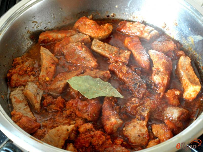 Фото приготовление рецепта: Говядина тушёная с маринованным луком и томатом шаг №4