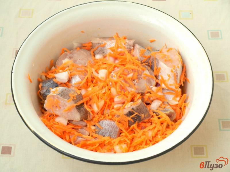 Фото приготовление рецепта: Хек с овощами в томатном соусе шаг №2