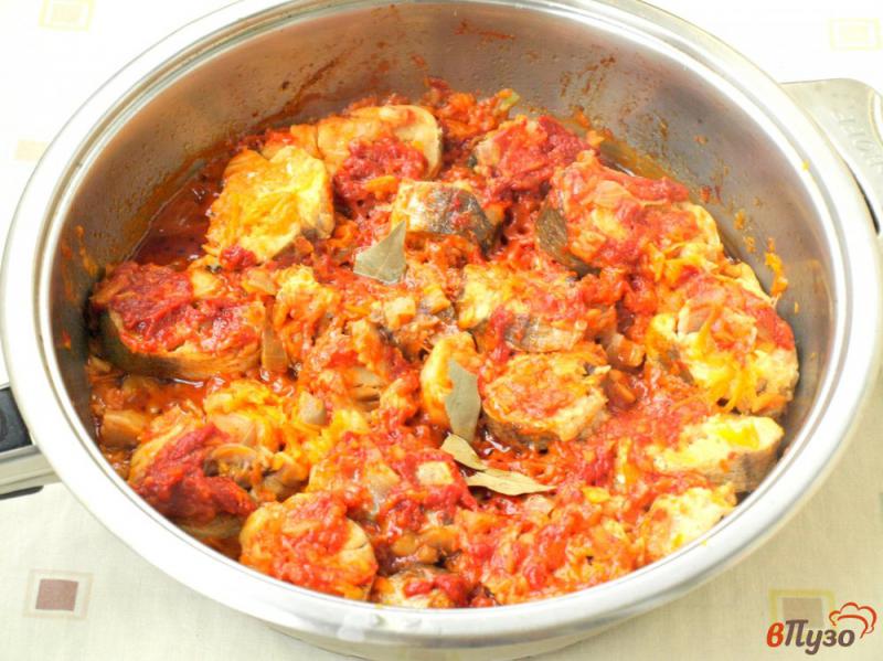 Фото приготовление рецепта: Хек с овощами в томатном соусе шаг №5