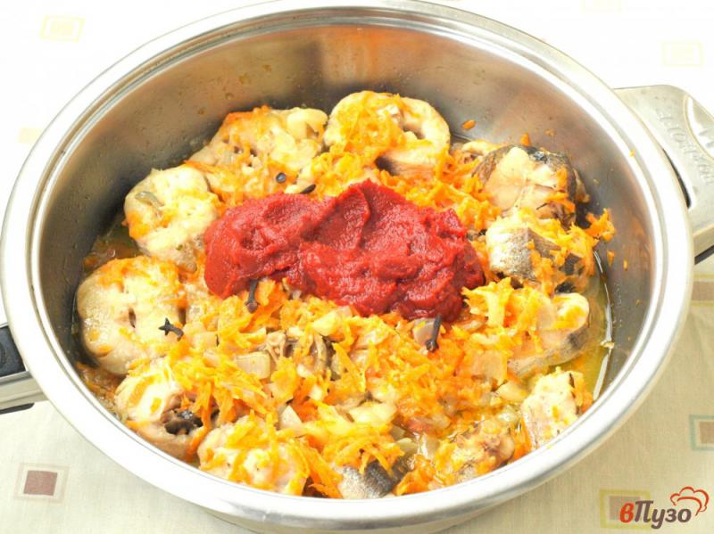 Фото приготовление рецепта: Хек с овощами в томатном соусе шаг №4
