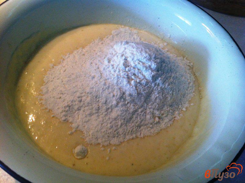Фото приготовление рецепта: Лепешка с сыром и луком шаг №2