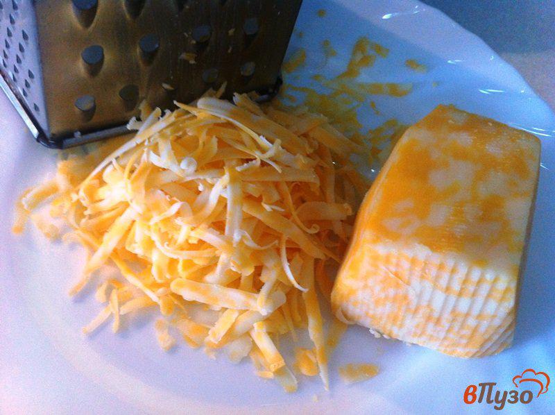 Фото приготовление рецепта: Лепешка с сыром и луком шаг №4