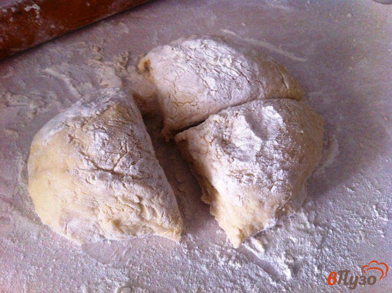 Фото приготовление рецепта: Лепешка с сыром и луком шаг №6