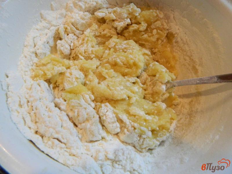 Фото приготовление рецепта: Песочный тертый пирог с яблоками шаг №2