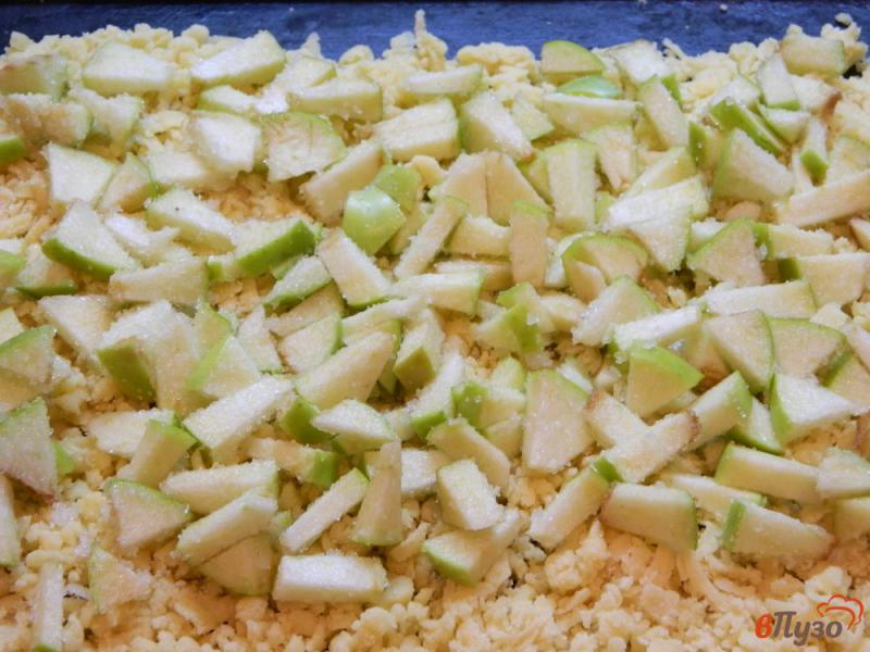 Фото приготовление рецепта: Песочный тертый пирог с яблоками шаг №6