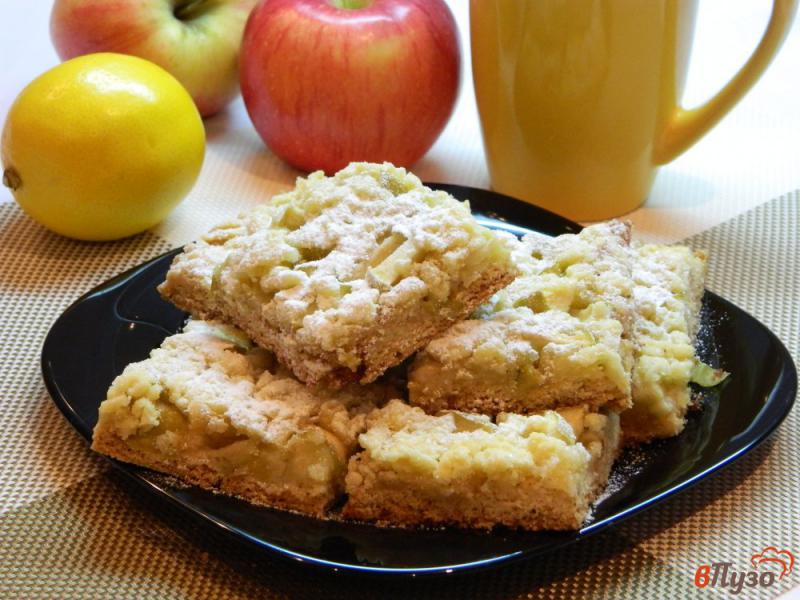 Фото приготовление рецепта: Песочный тертый пирог с яблоками шаг №8