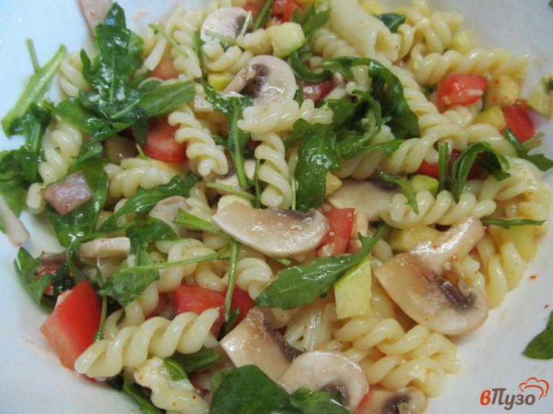 Фото приготовление рецепта: Салат из макарон с овощами шаг №5