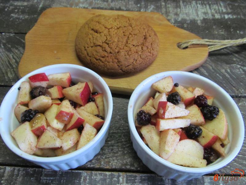 Фото приготовление рецепта: Десерт из яблока с ежевикой шаг №2