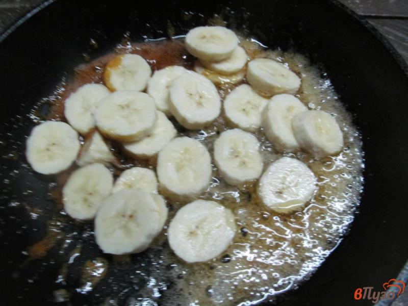 Фото приготовление рецепта: Блины с карамельным бананом шаг №5