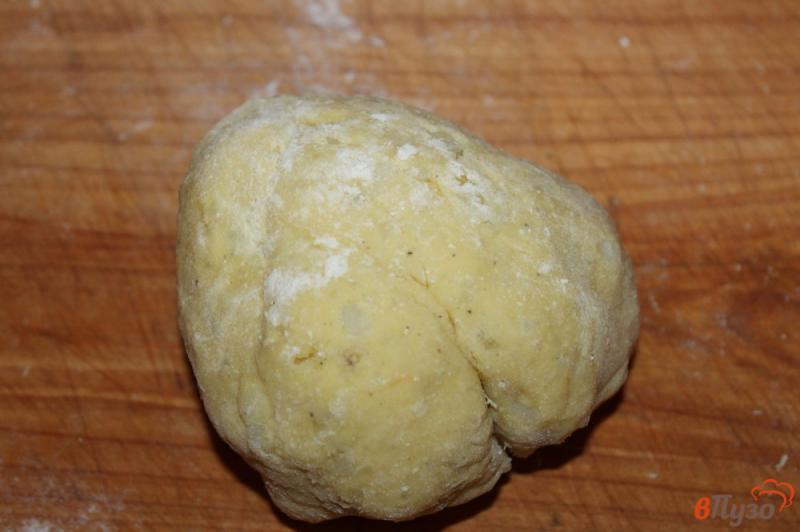 Фото приготовление рецепта: Картофельные ньокки с грибами и луком шаг №5