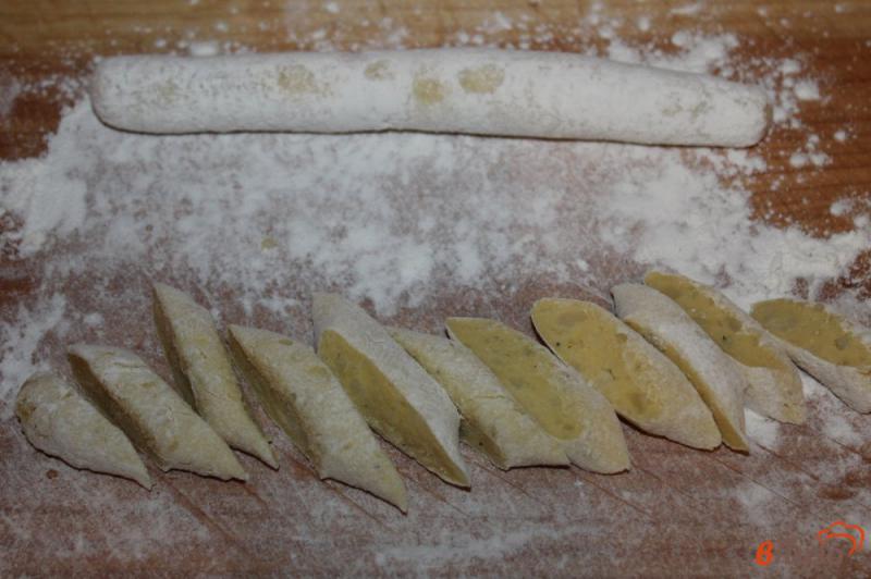 Фото приготовление рецепта: Картофельные ньокки с грибами и луком шаг №6