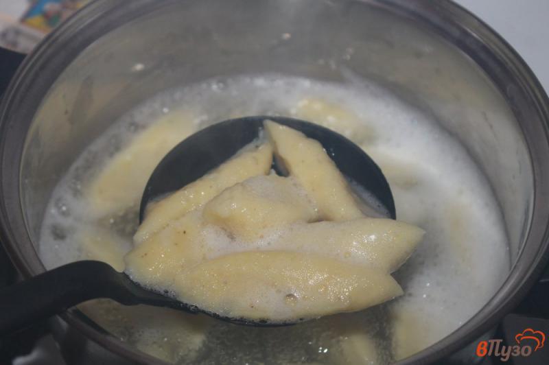 Фото приготовление рецепта: Картофельные ньокки с грибами и луком шаг №7